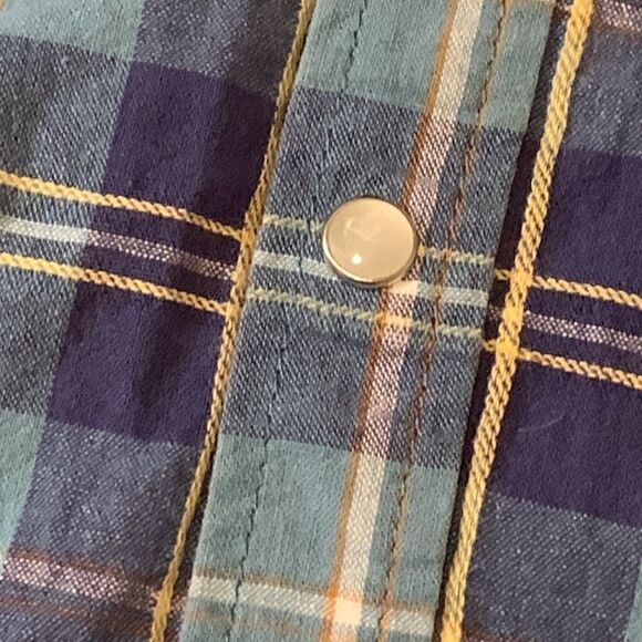 LEVIS, vintage, plaid button down long sleeve, ladies/girls medium, great cond. - Picture 4 of 11